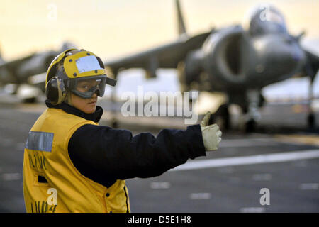 Un US Marine Corps AV-8B Harrier avions effectue un décollage vertical depuis la cabine de pilotage du navire d'assaut amphibie USS Boxer le 28 mars 2013 au large de la côte de Californie du Sud. Banque D'Images