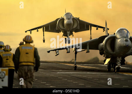 Un US Marine Corps AV-8B Harrier avions effectue un décollage vertical depuis la cabine de pilotage du navire d'assaut amphibie USS Boxer le 28 mars 2013 au large de la côte de Californie du Sud. Banque D'Images