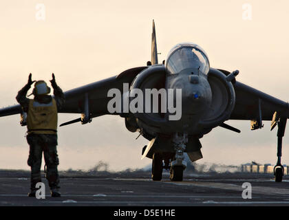 Un US Marine Corps AV-8B Harrier avions effectue un décollage vertical depuis la cabine de pilotage du navire d'assaut amphibie USS Boxer le 28 mars 2013 au large de la côte de Californie du Sud. Banque D'Images