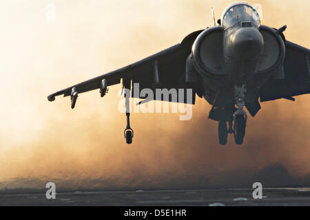 Un US Marine Corps AV-8B Harrier avions effectue un décollage vertical depuis la cabine de pilotage du navire d'assaut amphibie USS Boxer le 28 mars 2013 au large de la côte de Californie du Sud. Banque D'Images