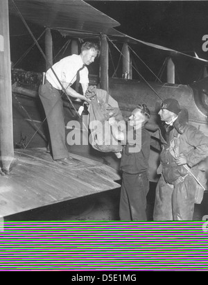 Photographie de Paul Collins pilote avion et sac de first overnight airmail Banque D'Images