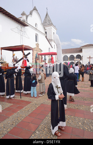 Costume enfant masqué dans la pénitence pour Pâques, une ancienne tradition hispanique. Tunja, Boyacá, Andes, de la Colombie, en Amérique du Sud Banque D'Images