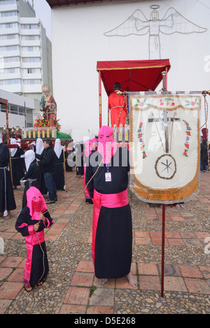 Costume enfant masqué dans la pénitence pour Pâques, une ancienne tradition hispanique. Tunja, Boyacá, Andes, de la Colombie, en Amérique du Sud Banque D'Images