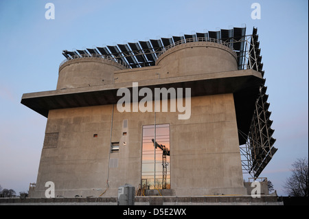 Allemagne Hambourg, IBA exposition, une vieille guerre bunker est transformé en un projet d'énergie, l'installation de modules solaires Banque D'Images