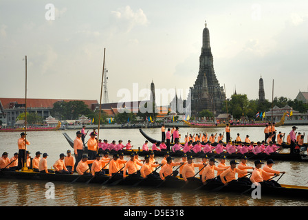 La Marine royale thaïlandaise en répétition pour les rois anniversaire en décembre prises à Bangkok Thaïlande le 20/10/2012 Banque D'Images