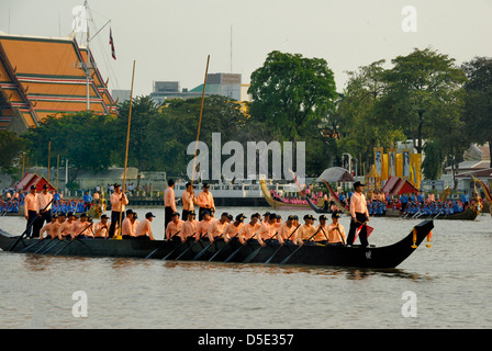 La Marine royale thaïlandaise en répétition pour les rois anniversaire en décembre prises à Bangkok Thaïlande le 20/10/2012 Banque D'Images