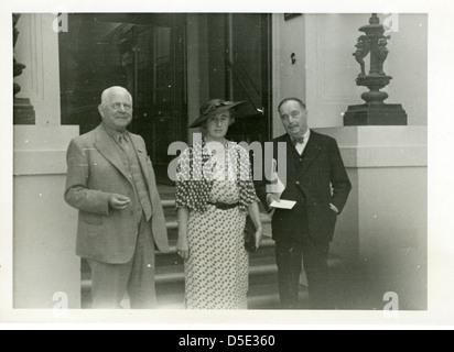 (De gauche à droite) : sir Richard Gregory (1864-1952), son épouse Dorothy page gregory (lady Gregory), et l'écrivain h.g. (Herbert George Wells) (1866-1946) Banque D'Images