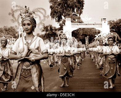 Thaï traditionnel costume porté à la Lop Buri festival à Lop Buri Thaïlande le 15/02/2012 Banque D'Images