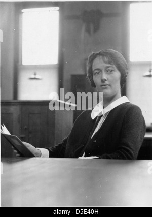 Margaret Dora Thomson, figure notable de la science du début du XXe siècle, est photographiée dans les années 1920 au cours de sa carrière universitaire à l'Université de Californie à Berkeley. Ses contributions à la zoologie et à la recherche scientifique ont été importantes pendant son temps. Banque D'Images