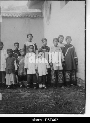 La Chine, Scènes diverses : professeur chinois avec les étudiants ( ?) Banque D'Images