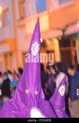 Homme masqué dans la Pénitence Costume pour Pâques, une ancienne tradition hispanique. Tunja, Boyacá, Andes, de la Colombie, en Amérique du Sud Banque D'Images