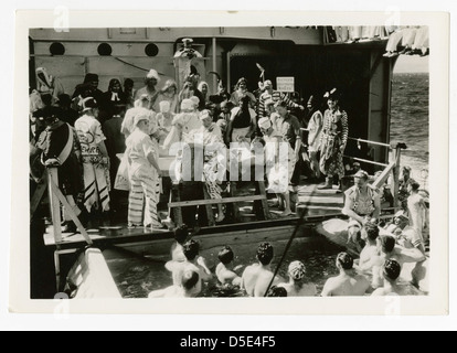 Une photographie de la cérémonie Shellback à bord de l'USS Houston en 1938, où les marins sont initiés à l'ancienne tradition maritime. L'image capture une tradition navale importante à bord d'un navire de l'US Navy. Banque D'Images