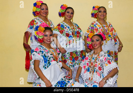 Filles mexicaines en robe brodée traditionnelle, Merida, Yucatan, Mexique de l'État Banque D'Images