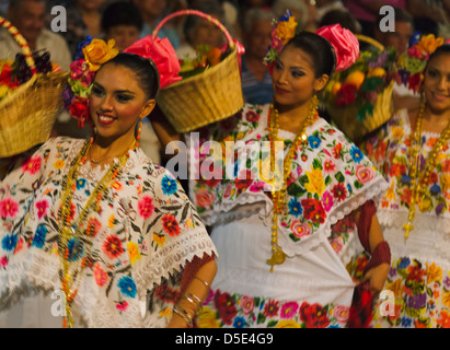 Filles mexicaines en robe brodée traditionnelle, Merida, Yucatan, Mexique de l'État Banque D'Images