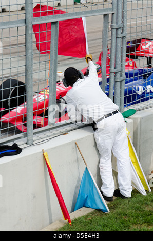 Prévôt agitant Drapeau Rouge au Grand Prix de Baltimore Banque D'Images