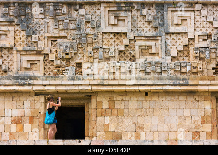 Les touristes photographiant à Uxmal, Yucatan, Mexique Banque D'Images