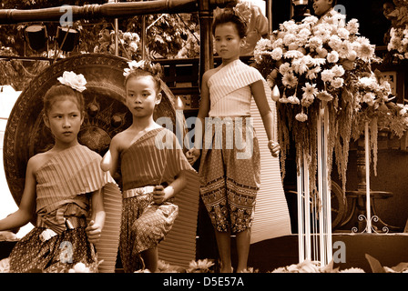 Thaï traditionnel costume porté au festival Lop Buri Lop Buri Thaïlande prises le 15/02/2012 Banque D'Images