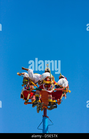 Papantla hommes volants dance performance, Mexique Banque D'Images