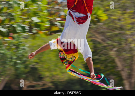 Papantla hommes volants dance performance, Mexique Banque D'Images