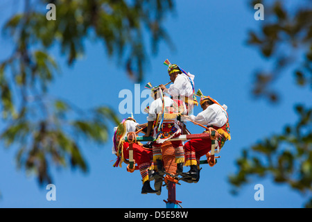 Papantla hommes volants dance performance, Mexique Banque D'Images