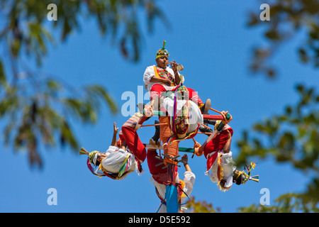 Papantla hommes volants dance performance, Mexique Banque D'Images