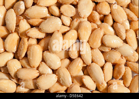 Amandes, Noix - amandes salées frites dans l'assiette Banque D'Images