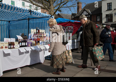 La ville de York, Yorkshire, UK Bon vendredi 29 mars, 2013. Les acheteurs et décroche à l'artisanat annuel de Pâques spécial et de l'alimentation tenue à Fayre Saint Sampson's Square et Parliament Street où les vendeurs de rue présentent leurs marchandises remplissant les rues avec le goût et les odeurs de bon tarif Yorkshire. Banque D'Images