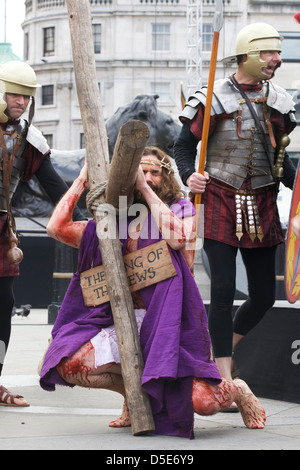 La Passion de Jésus à Trafalgar Square par les joueurs Wintershall le Vendredi Saint London England Banque D'Images