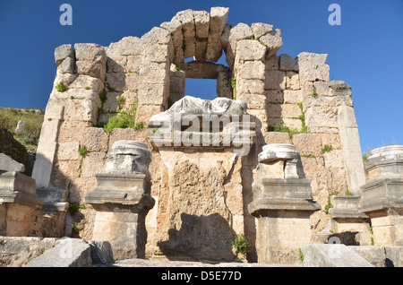 Le Nymphée antique à Perge, la Turquie, avec la statue de la déesse du fleuve Kestros. Banque D'Images