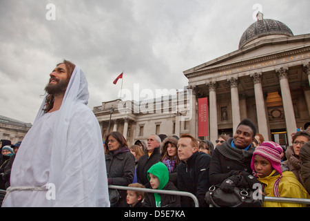 La Passion de Jésus à Trafalgar Square, Londres, Royaume-Uni Le Vendredi Saint de Pâques. L'acteur James Burke-Dunsmore joue Jésus Christ Banque D'Images