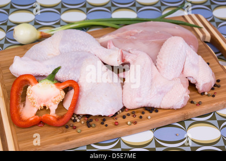 Des portions de matières premières à base de poulet et légumes Banque D'Images