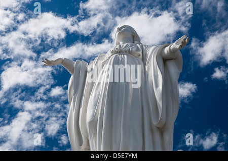 La statue de la Vierge Marie (la statue de l'Immaculée Conception) est situé au sommet de la colline de San Cristobal Banque D'Images