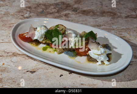 Salade caprese italien avec fromage burrata Banque D'Images