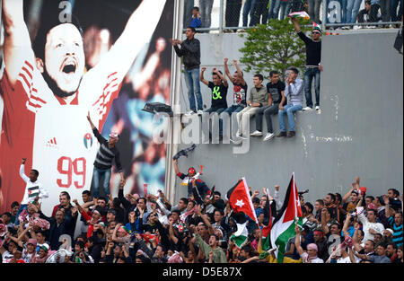 Jordan fans (JOR), 26 mars 2013 - Football : 2014 FIFA World Cup Qualifiers asiatique Final Round match du groupe B entre la Jordanie 2-1 Japon au Stade International du Roi Abdullah à Amman, en Jordanie. (Photo par FAR EAST PRESS/AFLO) Banque D'Images