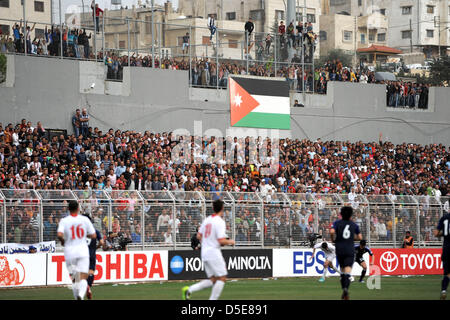 Jordan fans (JOR), 26 mars 2013 - Football : Jordanie fans remplir les gradins pendant la Coupe du Monde FIFA 2014 ronde finale de qualification asiatique match du groupe B entre la Jordanie 2-1 Japon au Stade International du Roi Abdullah à Amman, en Jordanie. (Photo par FAR EAST PRESS/AFLO) Banque D'Images