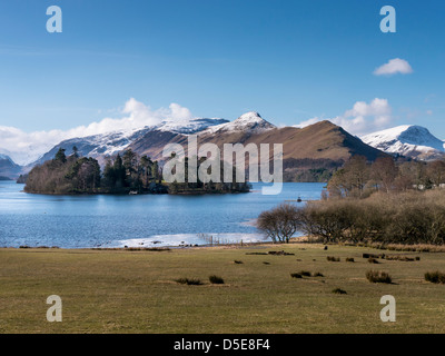 Derwent Isle avec se trouve dans une situation idyllique à l'extrémité nord de Derwent Water dans le Lake District. Banque D'Images