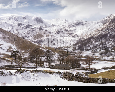 Une vue enneigée de Dovedale et les montagnes de la Lake District en Cumbrie, dans le nord ouest de l'Angleterre Banque D'Images