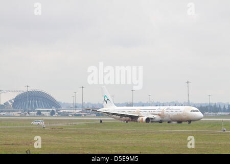 Airbus A 321 d'Air Méditerranée fait sortie de piste à l'aéroport Saint-Exupéry de Lyon (France) le 29 mars 2013. Banque D'Images