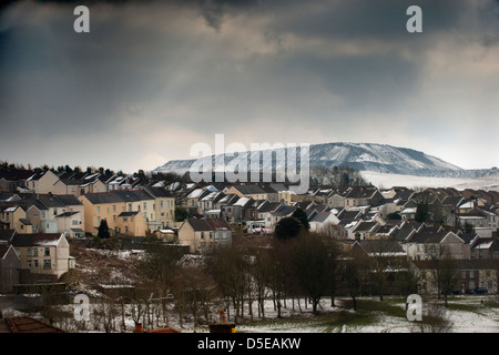 Merthyr Tydfil dans la neige en direction de ffos y fran land reclamation Banque D'Images