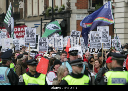 London UK. 30 mars 2013. Les gens opposés au gouvernement de l'impôt la chambre de se rassembler à Trafalgar Square pour protester contre la politique. La majorité des manifestations ont été organisées par le travail de réflexion de gauche avec d'autres impliquant la SNP, verts et SWP avec divers conseils de métiers et les syndicats. L'action vient à partir d'avril 2013, le gouvernement introduit de nouvelles règles pour limiter le nombre d'avantages particuliers peuvent demander pour chaque chambre, s'ils louent leur maison. Le montant qu'ils peuvent réclamer sera basé sur le nombre de personnes dans le ménage. Credit : Martyn Wheatley/Alamy Banque D'Images