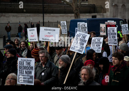 Londres, Royaume-Uni. Samedi 30 mars 2013. Une marche a eu lieu en face de Trafalgar Square à Downing Street pour protester contre le projet de taxe de chambre à coucher. Credit : Nelson Pereira /Alamy Live News Banque D'Images