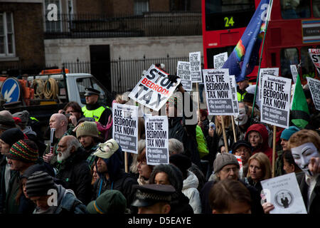 Londres, Royaume-Uni. Samedi 30 mars 2013. Une marche a eu lieu en face de Trafalgar Square à Downing Street pour protester contre le projet de taxe de chambre à coucher. Credit : Nelson Pereira /Alamy Live News Banque D'Images