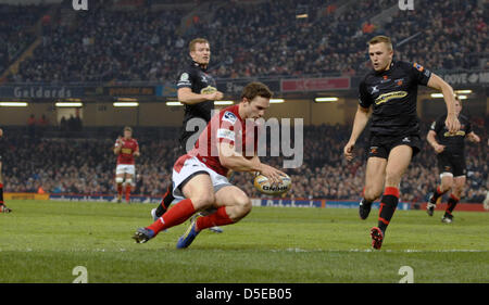 RaboDirect Pro 12 - Newport Gwent Dragons v Scarlets au Millennium Stadium de Cardiff : George Nord s'exécute dans un essai pour les Scarlets. Banque D'Images