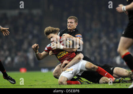 RaboDirect Pro 12 - Newport Gwent Dragons v Scarlets au Millennium Stadium de Cardiff : Liam Williams, de l'écarlate est abordé par Patrick Leach des Newport Gwent Dragons. Banque D'Images