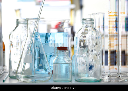 Le verre de laboratoire avec liquide à l'intérieur, laboratoire de chimie Banque D'Images