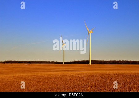 Éoliennes sur un ciel bleu avec des champs de blé au premier plan. Michigan rural. Banque D'Images