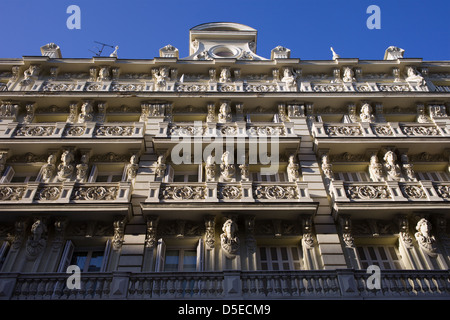 Façade ornée d'un ancien immeuble d'appartements à Madrid, Espagne. Banque D'Images