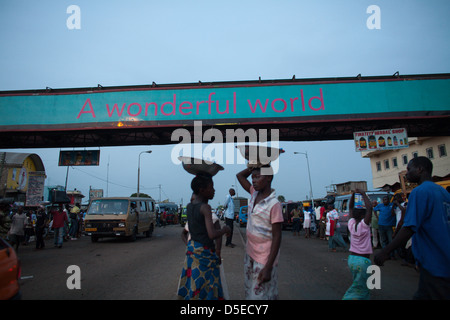 Scène de rue à Accra, Ghana. Banque D'Images