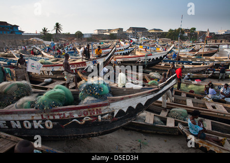 Bateaux de pêche sur la plage à Accra, Ghana. Banque D'Images