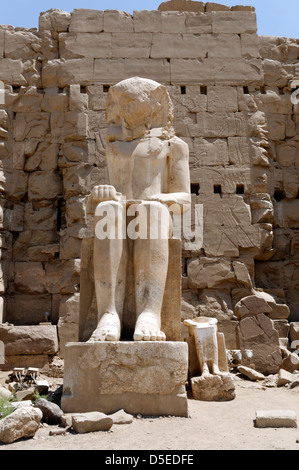 Louxor en Égypte. Colosse de calcaire blanc représentant Amenhotep I orne le huitième du pylône de l'Aile Ouest au complexe du temple de Karnak. Banque D'Images